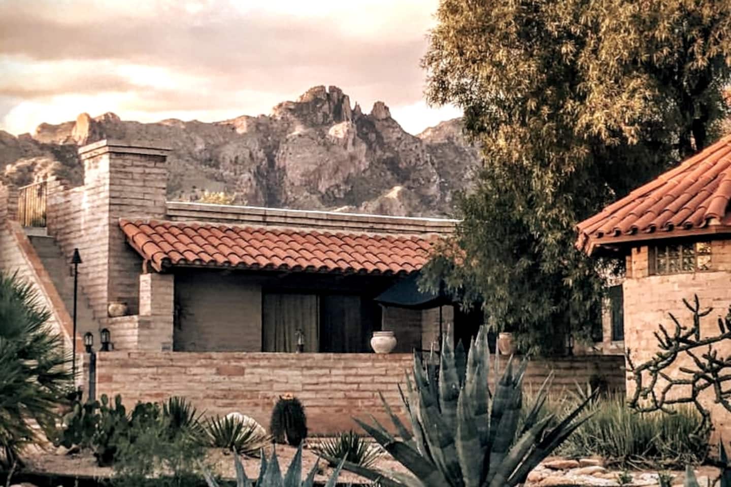 Rojo Suite: territorial casita at sunset, framed by the Santa Catalina Mountains